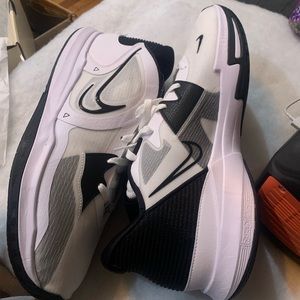 NIB Sz 17 Kyrie low 5 TB
